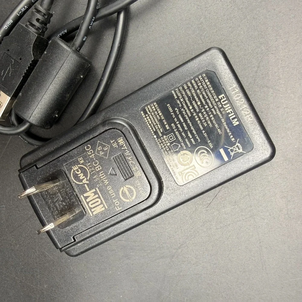 Fujifilm Digital Camera Battery Charger BC-45C for Fuji NP-45 Batteries Genuine‎